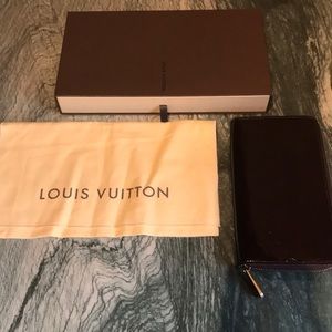 Authentic Louis Vuitton ZIP Around Wallet. Send a reasonable offer!